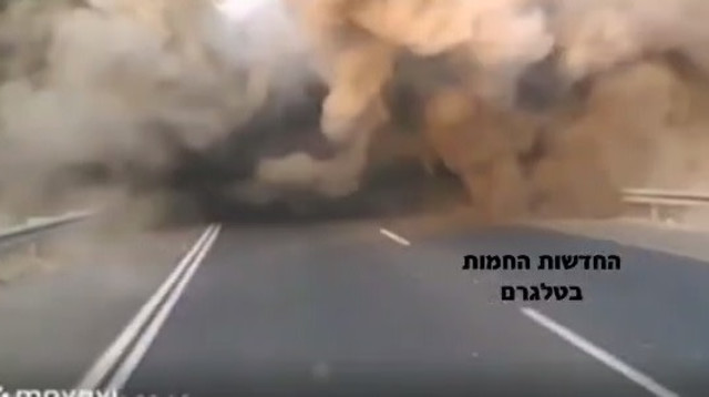 צילום מסך מתיעוד פיצוץ הרקטה בכביש 4 (צילום: החדשות החמות בטלגרם)