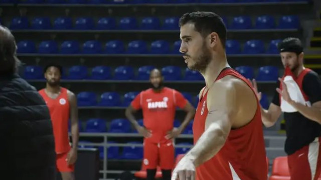 "אני בקשר עם שחקני מכבי והפועל תל אביב, וכולם באותו ראש". עוז בלייזר בבלגרד (צילום: אתר רשמי, הפועל ירושלים)