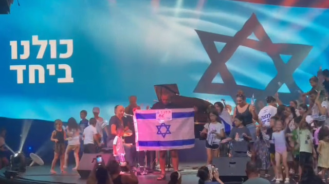 עידן רייכל מופיע בפני משפחות המפונים (צילום: קלאב הוטל)