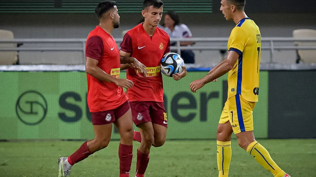 אדיר לוי (מימין) עם שלו הרוש שחקני מ.ס. אשדוד מול ערן זהבי שחקן מכבי תל אביב (צילום: אריאל שלום)