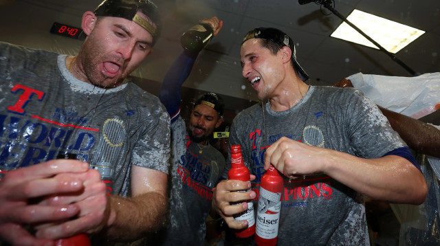 שחקני טקסס ריינג'רס חוגגים זכייה בוורלד סיריס (צילום: GettyImages, Christian Petersen)