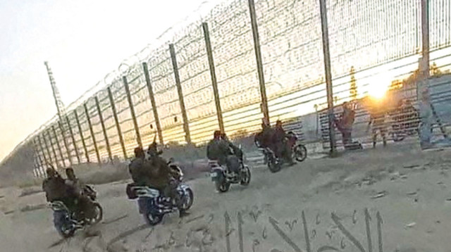 מחבלי חמאס חודרים לישראל (צילום: רויטרס)