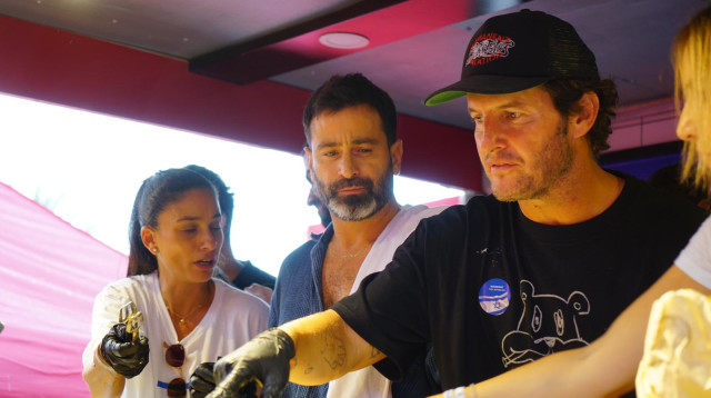 יהודה לוי ואנחל בונני מחלקים פלאפל לחיילי צה"ל (צילום: יח"צ)