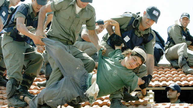 התנתקות 2005 גוש קטיף שוטרים על הגג (צילום: רויטרס)