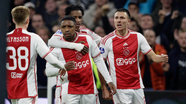 שחקני אייאקס חוגגים עם סטיבן ברחוויין (צילום: GettyImages, Soccrates Images)