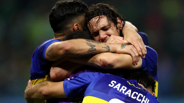 אדינסון קבאני חוגג עם שחקני בוקה ג'וניורס (צילום: רויטרס)