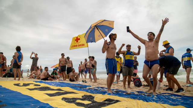 אוהדי בוקה בחוף הים בריו לפני גמר הליברטדורס (צילום: GettyImages)