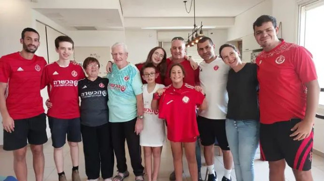 אנשי הפועל תל אביב עם משפחת כהן (צילום: אתר רשמי, האתר הרשמי של הפועל תל אביב)