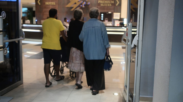 מפונים בכפר המכביה (צילום: אבשלום ששוני)