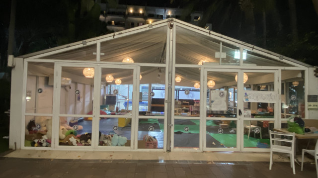 מפונים מהדרום בכפר המכביה (צילום: אבשלום ששוני)