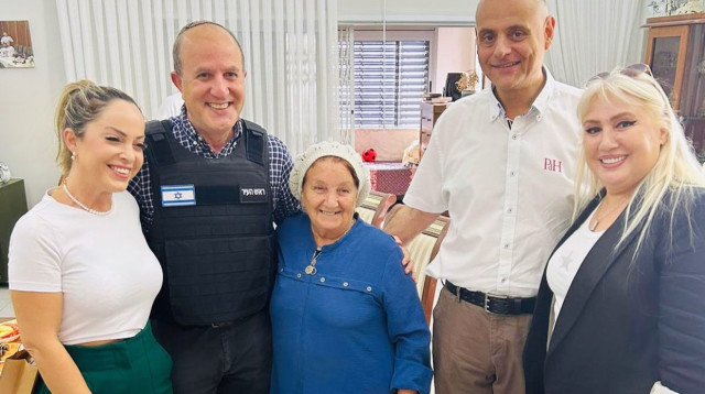 גמלאים עם צוות ״המעוף שלך לגמלאי״ (צילום: המעוף שלך לגמלאי)