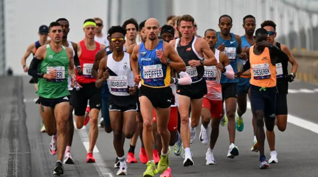 מארו טפרי, חמישי מימין, במרתון ניו יורק (צילום: GettyImages, ANGELA WEISS/AFP)