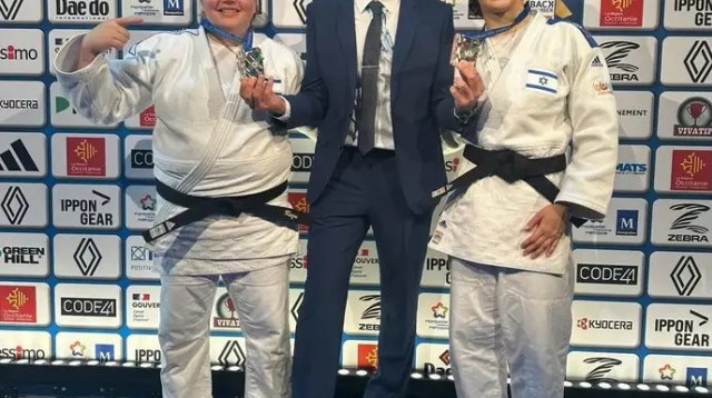 המדליסטיות ענבר לניר ורז הרשקו עם המאמן שני הרשקו (צילום: אתר רשמי, איגוד הג'ודו)