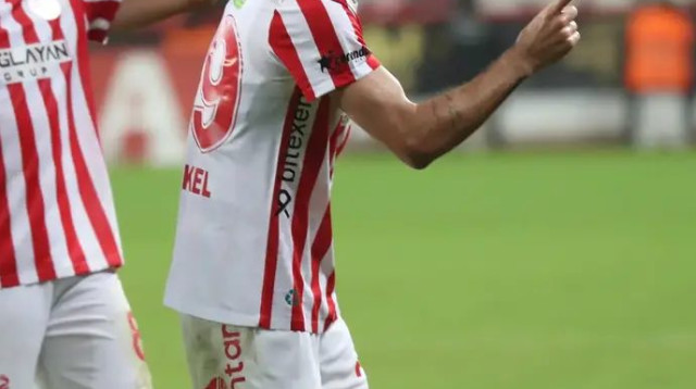 ארבעה שערים ושני בישולים מאז המעבר. שגיב יחזקאל (צילום: אתר רשמי, אנטליאספור)