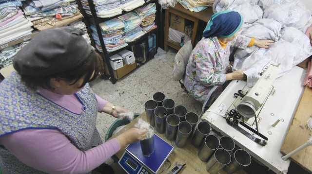 נשים עובדות במתפרה - תמונת ארכיון  (צילום: נתי שוחט פלאש 90)