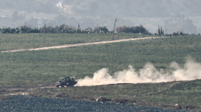 כלי רכב צבאי נכנס לרצועת עזה (צילום: REUTERS/Amir Cohen)