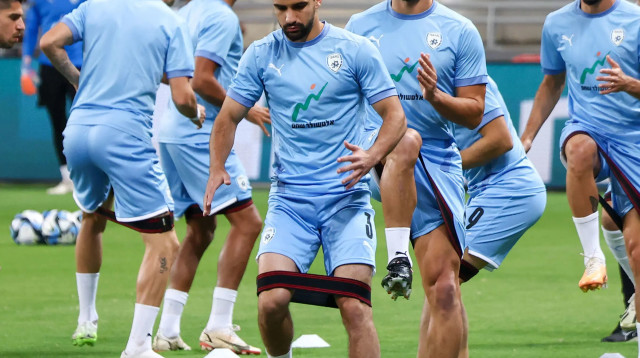 מחמוד ג'אבר לצד מיגל ויטור נבחרת ישראל (צילום: דני מרון)