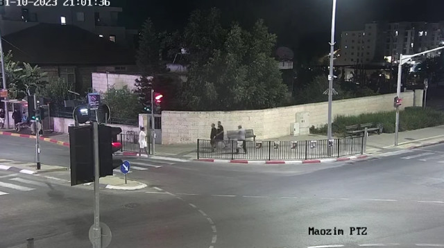 תועד משחית שלטי חטופים (צילום: מצלמות אבטחה, מועצה אזורית מבשרת ציון)