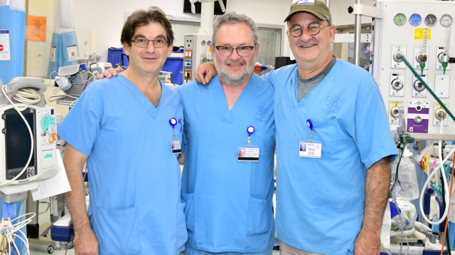 מימין: ד"ר פרופטה, פרופ' זלצמן וד"ר קיסין (צילום: רוני אלברט)