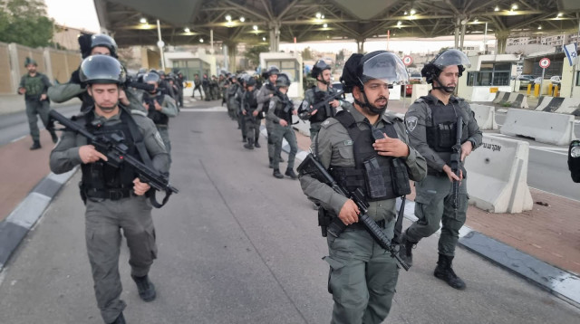 כוחות הביטחון נכנסים למחנה הפליטים שועפאט (צילום: דוברות המשטרה)