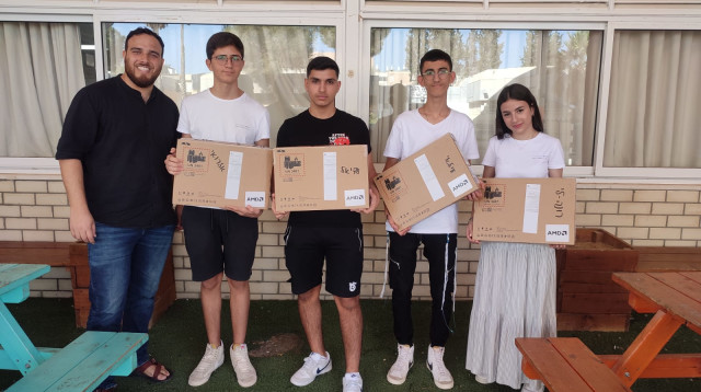 ילדי הדרום מקבלים את המחשבים (צילום: יח"צ בנתיבי אודי")