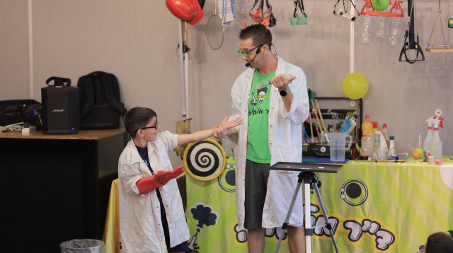פעילות משרד המדע לילדי המפונים (צילום: עוז שכטר)
