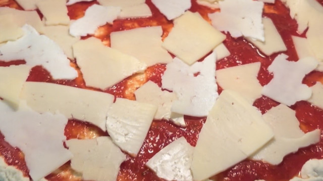 בצק פיצה משני מרכיבים (צילום: ליאל עזור)