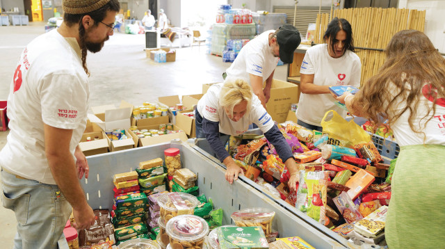מתנדבים בחרבות ברזל  (צילום: מיכאל גלעדי, פלאש 90)