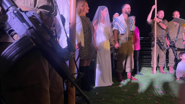 רז גרוס ואופיר לוי, נישאו זו לזה בחמישי האחרון (צילום: אלון גרובר)