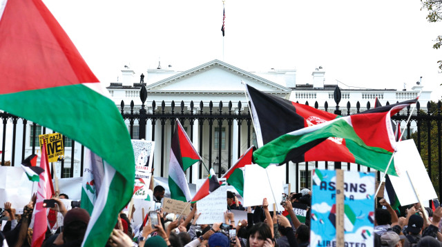 הפגנה פרו פלסטינית מחוץ לבית הלבן (צילום: רויטרס)