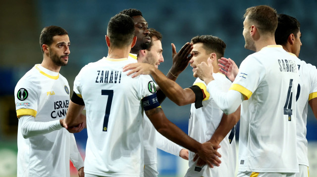 שחקני מכבי תל אביב חוגגים (צילום: רויטרס)