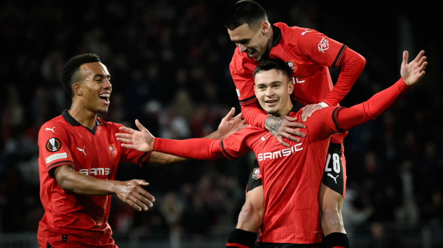 שחקני רן חוגגים עם פביאן רידר (צילום: אימג'בנק  GettyImages, LOIC VENANCE / AFP)