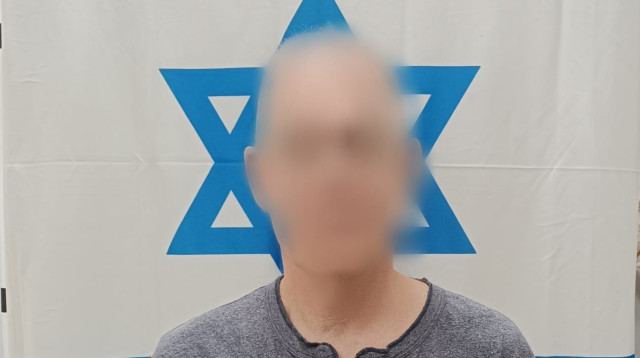 החשוד שנעצר על ידי השוטרים (צילום: דוברות המשטרה)