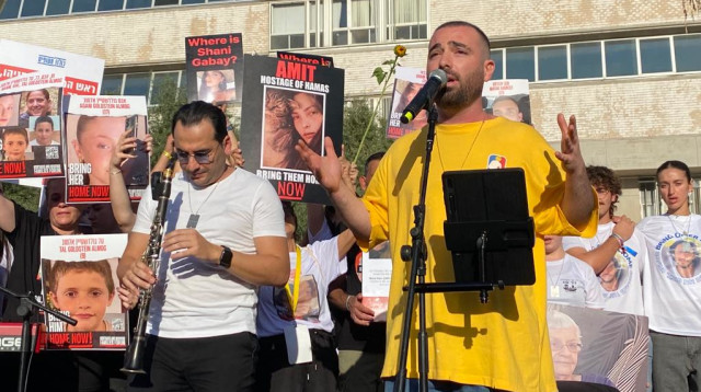 עומר אדם בכיכר החטופים  (צילום: אבשלום ששוני)