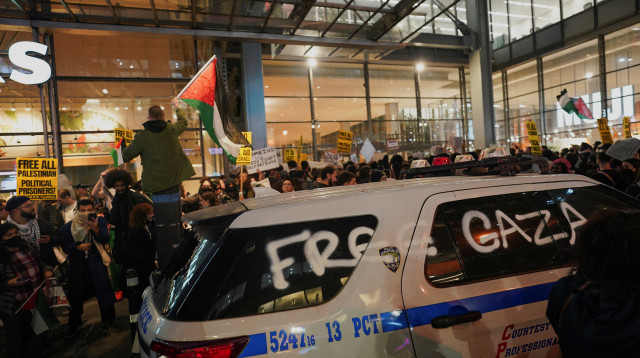 הפגנה פרו-פלסטינית מול בניין הניו יורק טיימס (צילום: רויטרס)