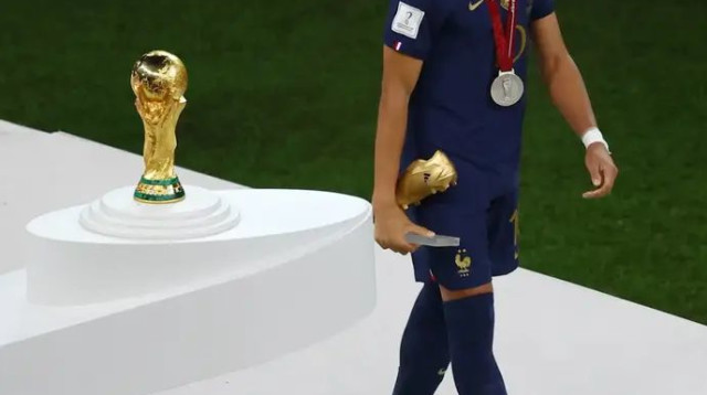 אמבפה לאחר גמר המונדיאל (צילום: רויטרס)