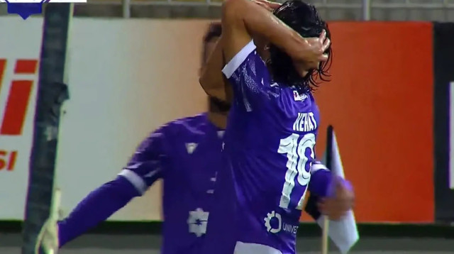 רועי קהת נושא תפילה לאחר שער במדי סומגאיט (צילום: צילום מסך, .)