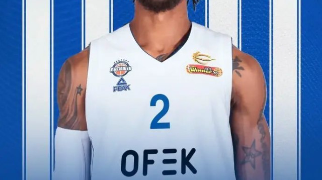 "מביא מנהיגות על ומחוץ למגרש". אדריאן בנקס (צילום: אתר רשמי, בני הרצליה)