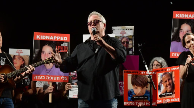 שלמה ארצי בעצרת החטופים (צילום: אבשלום ששוני)