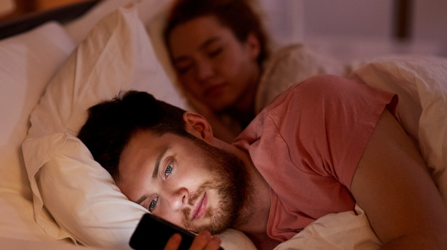הימנעו ממסכים לפני השינה (צילום: אינגאימג)