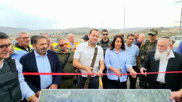 מירי רגב ויוסי דגן. חניכת כביש עוקף חווארה (צילום: רועי חדי)