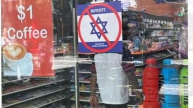 כרזה אנטישמית על דלת חנות במלבורן (צילום: רענן ברנובסקי)