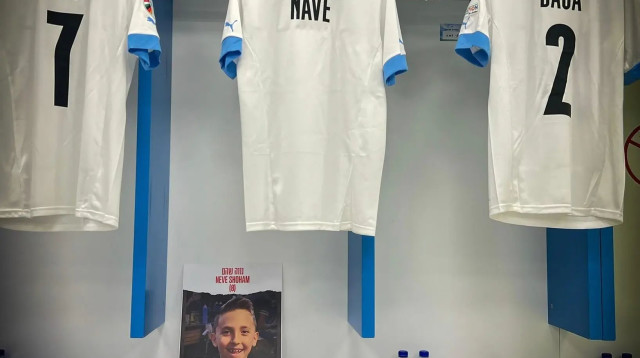 חולצה של נבחרת ישראל בחדר ההלבשה, עם שמו של נווה שוהם החטוף בעזה (צילום: אתר רשמי, התאחדות לכדורגל)