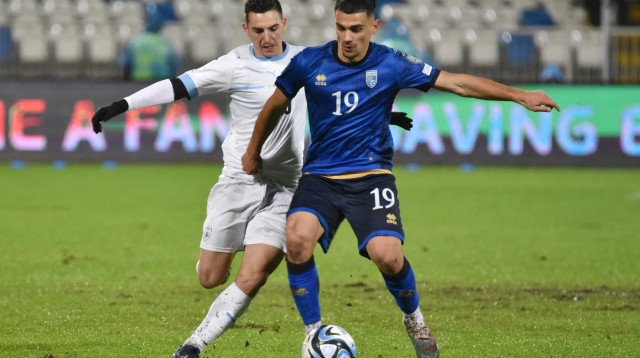 שחקן נבחרת קוסובו פלוריאן לושאי, מול שחקן נבחרת ישראל אוסקר גלוך (צילום: רויטרס)