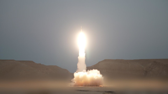 תיעוד שיגור מיירט החץ במהלך מלחמת 'חרבות ברזל' (צילום: אגף דוברות וקשרי ציבור במשרד הביטחון)