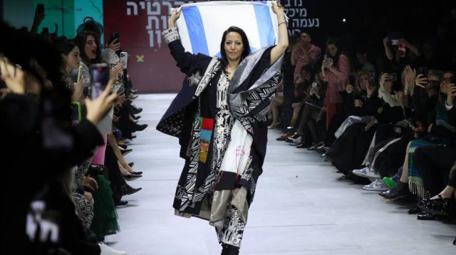 ליהיא לפיד עם דגל ישראל בשבוע האופנה (צילום: אור גפן)
