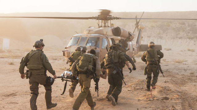 חילוץ חיילים על ידי לוחמי יחידה 669 (צילום: דובר צה"ל)