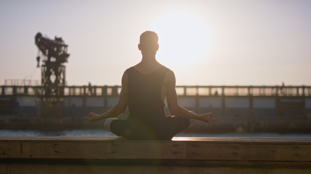 אתנחתא בשקיעה בנמל תל אביב (צילום: אור קפלן)