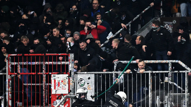 המשטרה בהמבורג מתעמתת עם אוהדי האנובר (צילום: GettyImages, Stuart Franklin)