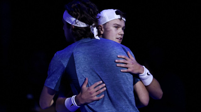 הולגר רונה, טניסאי דני מחבק את סטפנוס ציציפאס היווני (צילום: רויטרס)